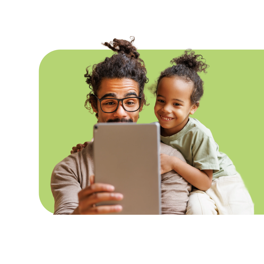 Mann und Kind schauen auf ein Tablet