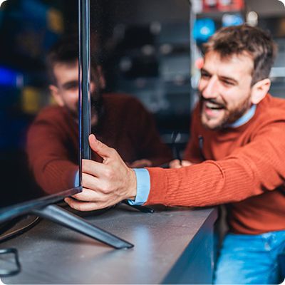 Mann kauft Fernseher