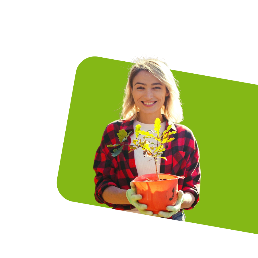 Dame mit schwarz-rot kariertem Hemd und Pflanze in den Händen